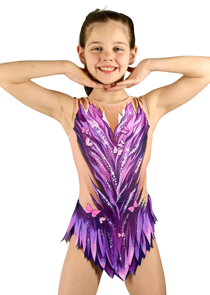 Body da ginnastica ritmica viola con design a farfalle e gonnellino a punte per competizione professionale.
