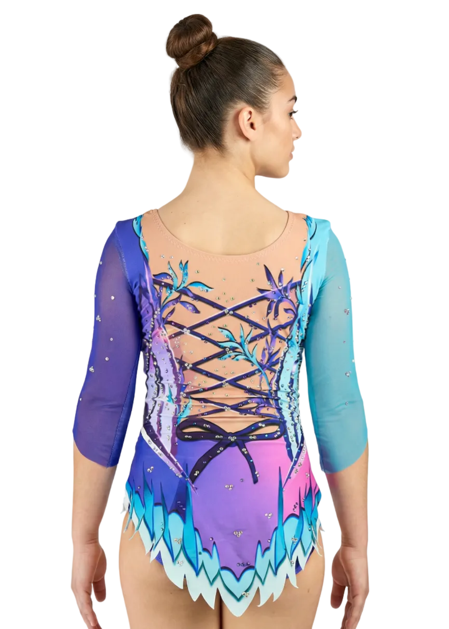 Body da gara per ginnastica ritmica con sfumatura rosa-viola, maniche turchesi, strass e motivi floreali per uno stile delicato e luminoso.
Body per ritmica turchese e viola con sfumature, strass e dettagli floreali per un design elegante e fantasioso.
Retro del body per ritmica nei toni del turchese e viola con trasparenze, strass e design floreale con fiocchi stampati in uno stile magico.