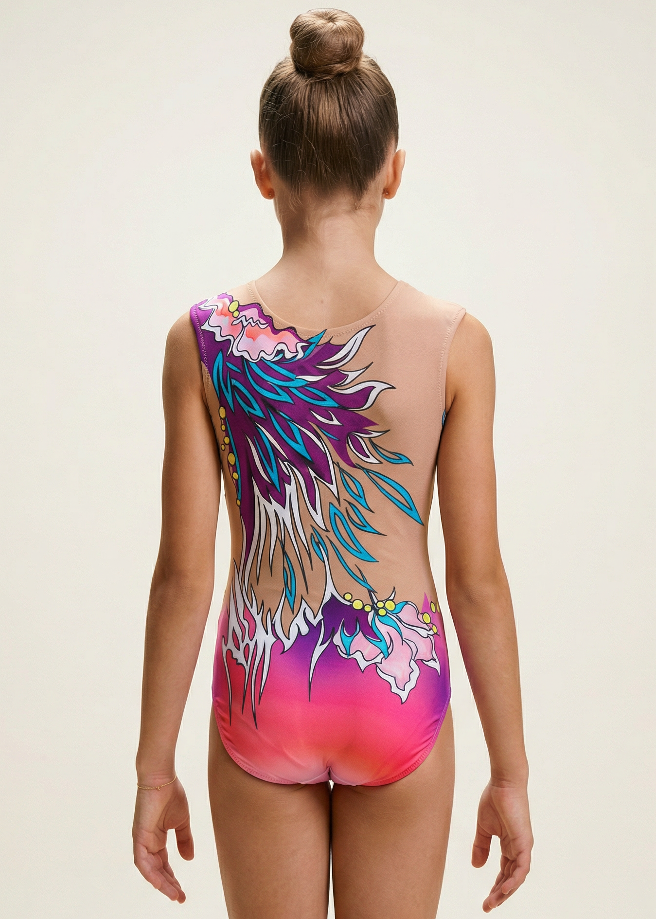 Maillot rítmico rosa-morado con estampado lateral de plumas y flores, transparencias y pedrería en un estilo dinámico y artístico.
Maillot de gimnasia en degradado fucsia-morado con diseño asimétrico de plumas y flores, detalles brillantes y estética vibrante.
Espalda de maillot rítmico rosa-morado con transparencias y gran diseño de plumas estilizadas creando un efecto fluido y llamativo.