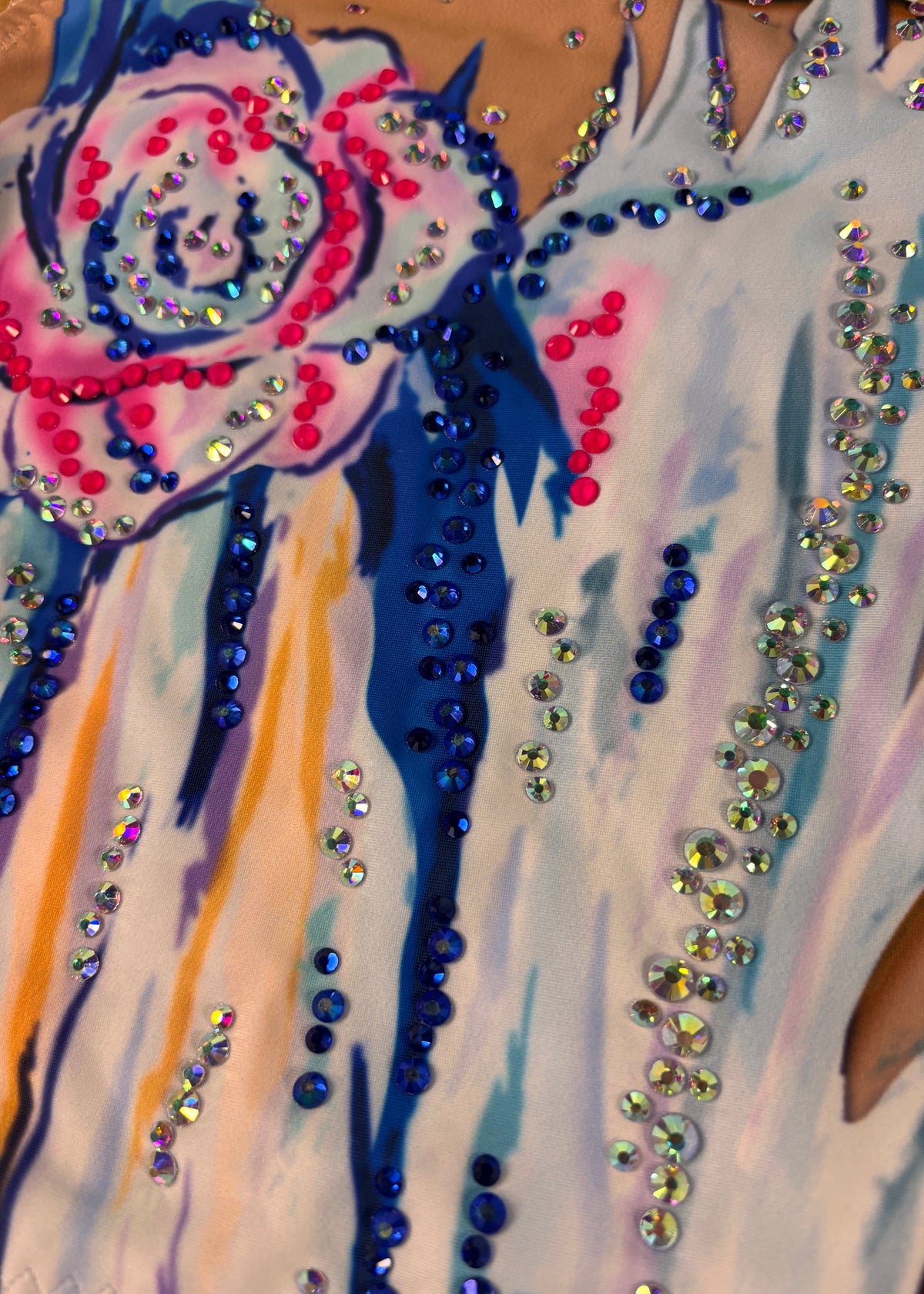 Particolare del fiore rosa e blu con tratti e ornamenti blu iridescenti.