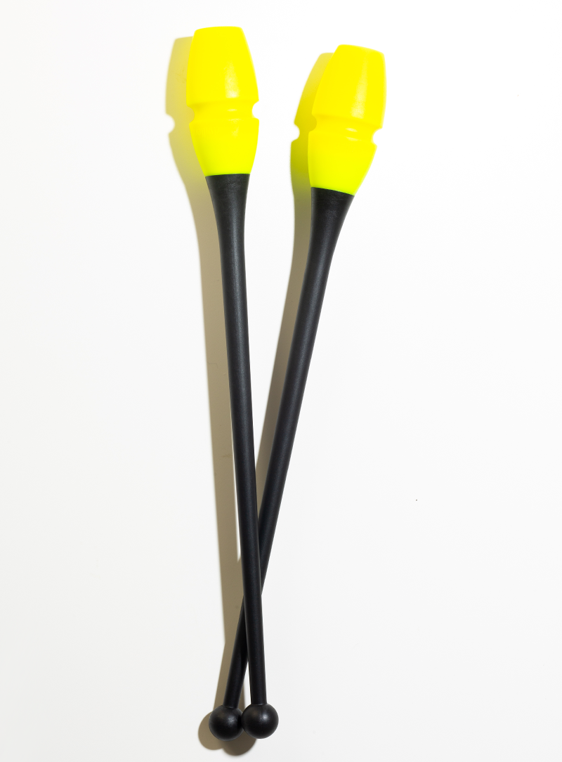Par de mazas Dvillena & Vinkova bicolor negro con cabeza amarilla, aparato engarzable de rítmica