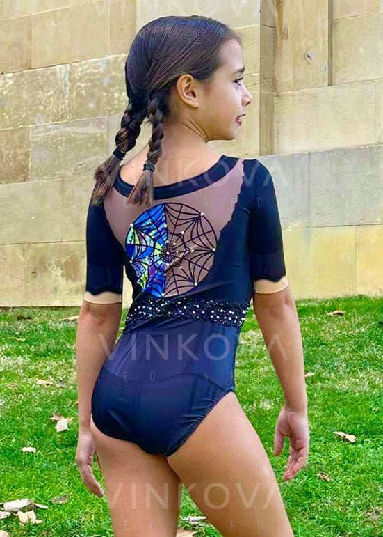 Body da ginnastica ritmica a maniche corte in colore blu notte con trasparenze e dettagli di brillanti.