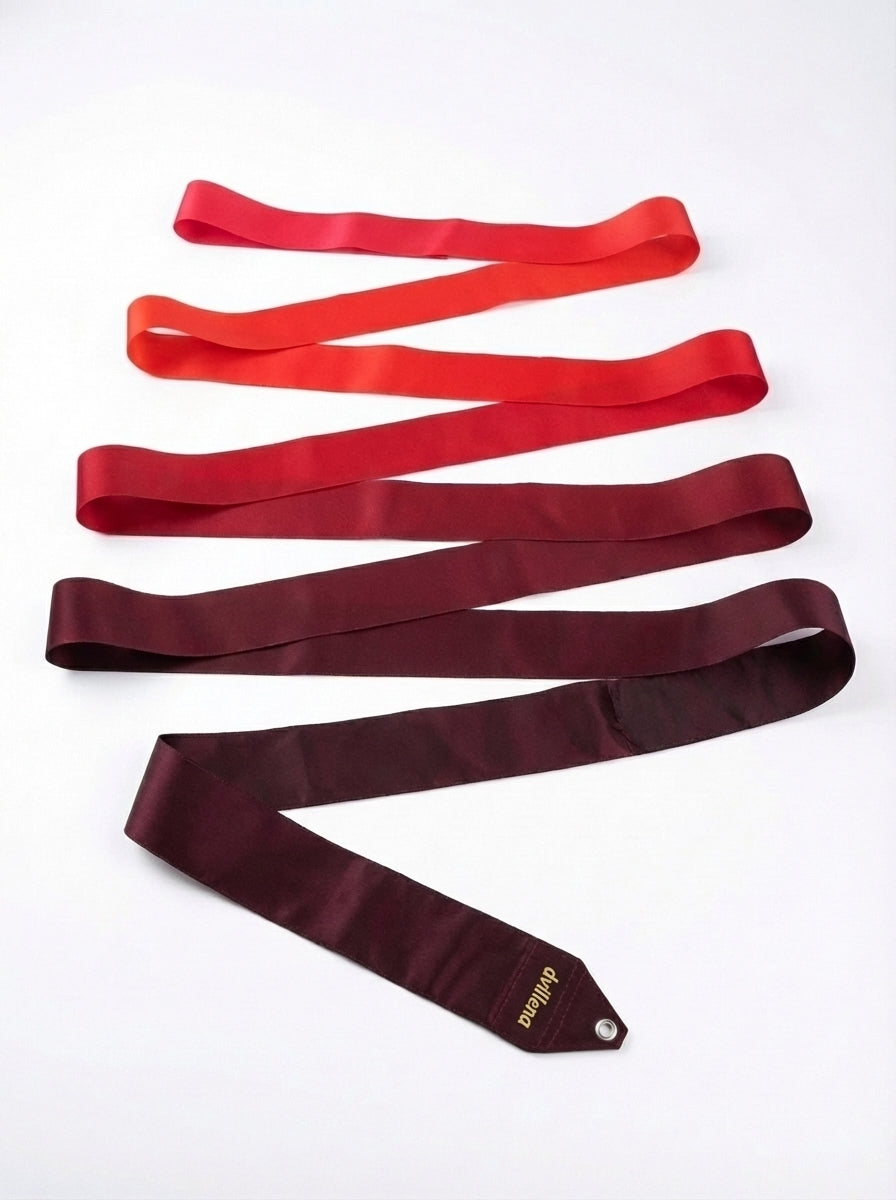 Nastro di ginnastica ritmica Red Elba in rosso, bordeaux, bianco con sfumature di colore; disposto a zigzag su fondo bianco.