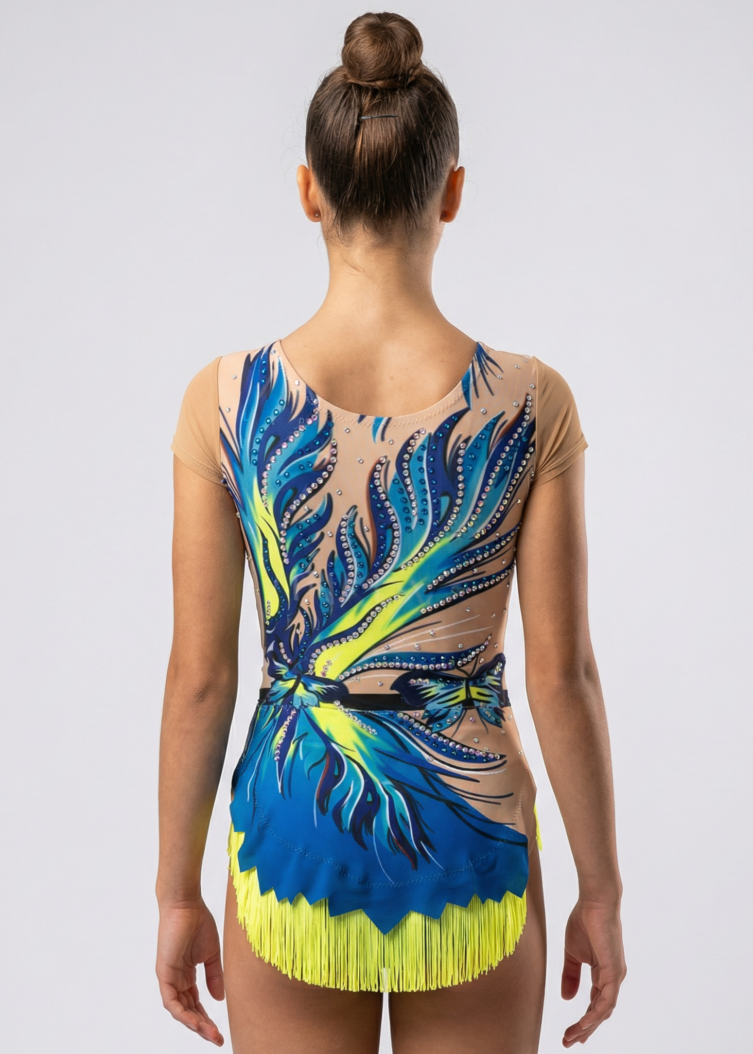 Maillot de gimnasia rítmica en tonos azules y verdes con pedrería, degradados y mariposas formando un diseño fluido en la espalda.
Maillot de gimnasia rítmica color claro con azules intensos, detalles verdes, pedrería y motivos curvos que crean un estilo dinámico en la espalda.
Maillot de gimnasia rítmica visto por la espalda con base clara, pedrería dispersa y patrones azules y verdes que aportan un efecto vibrante.