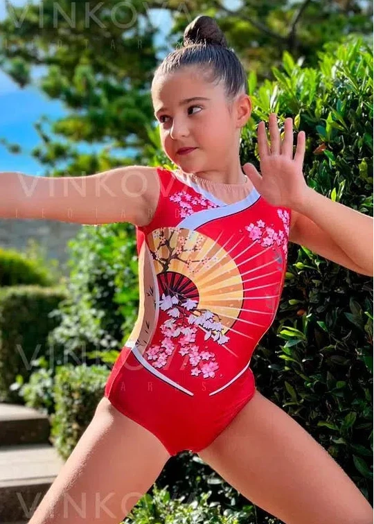 Body da ginnastica ritmica rosso con design a ventaglio dorato, fiori di ciliegio e dettagli orientali per l'allenamento.
