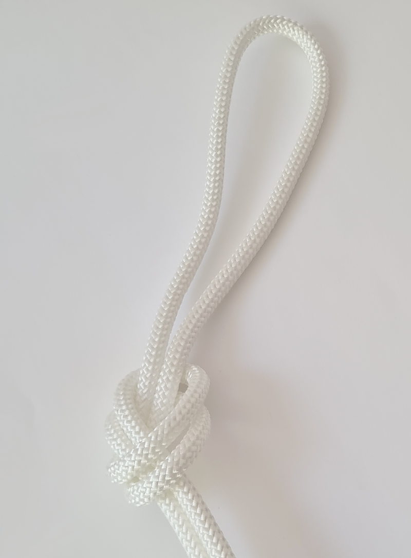 Cuerda de gimnasia rítmica blanca de nylon homologada FIG con trenzado ergonómico de precisión.