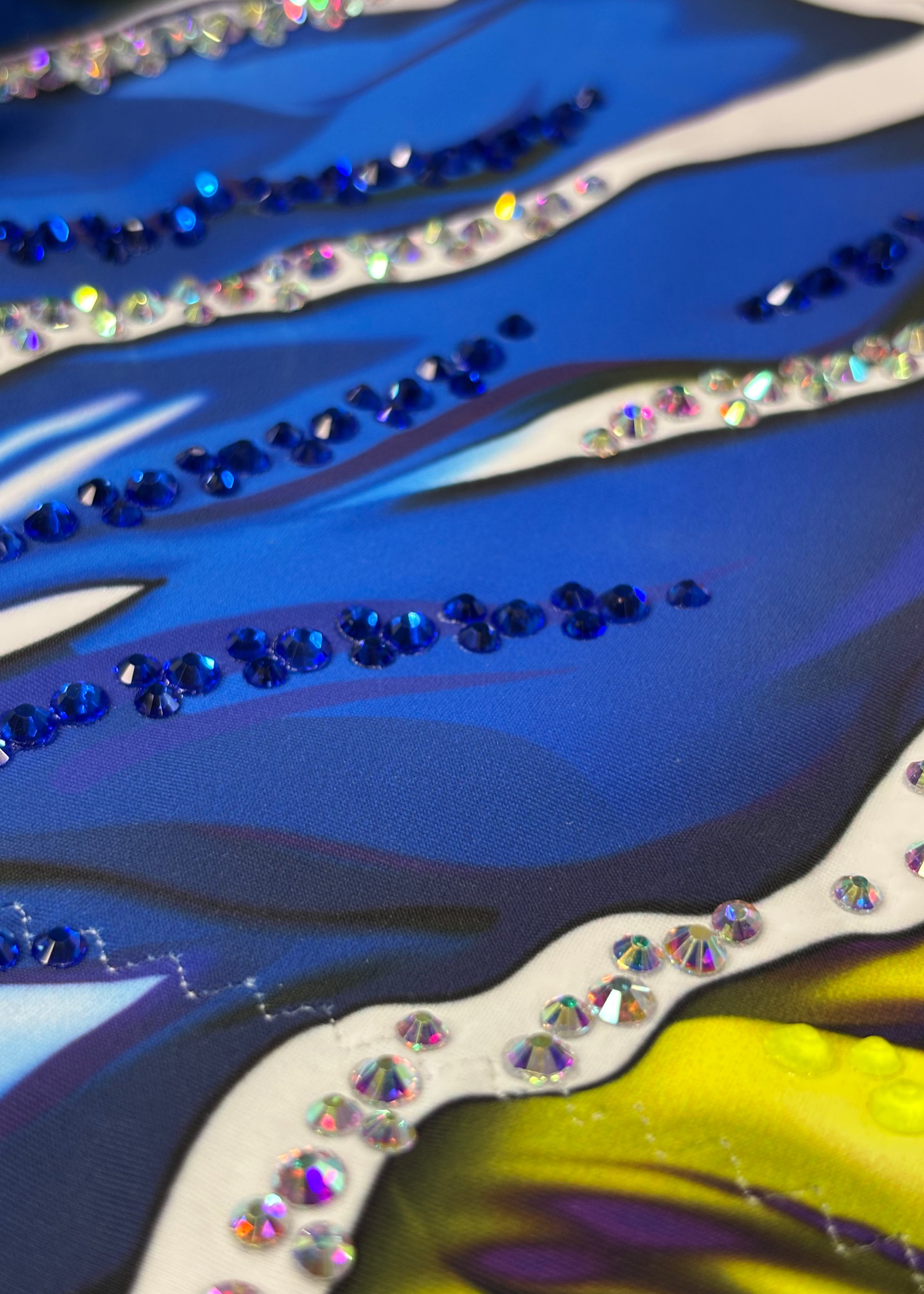 Body elastico da ginnastica ritmica con design a fiamme blu e cristalli brillanti.