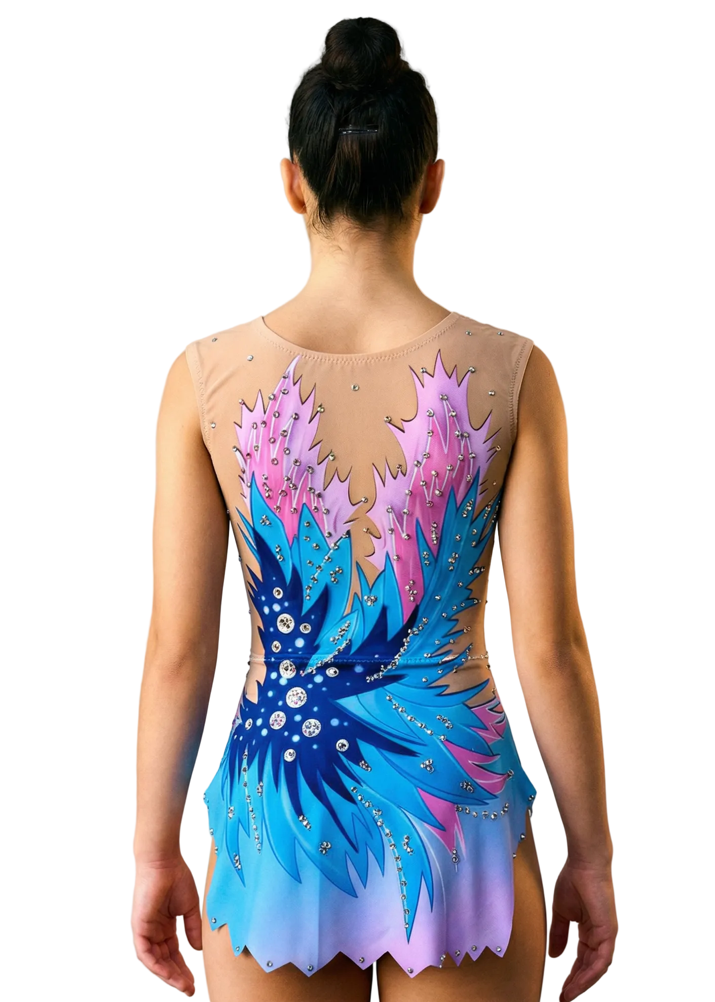 Body da gara per ginnastica ritmica in rosa e blu con sfumature, abbondanti strass e motivi fiammeggianti per uno stile luminoso.
Body per ginnastica ritmica in colore chiaro con blu intensi, rosa tenui, strass brillanti e design fiammeggiante dall'aspetto dinamico.
Body per ginnastica ritmica visto sul retro su base chiara con rosa e blu, strass e motivi fiammeggianti fluidi.