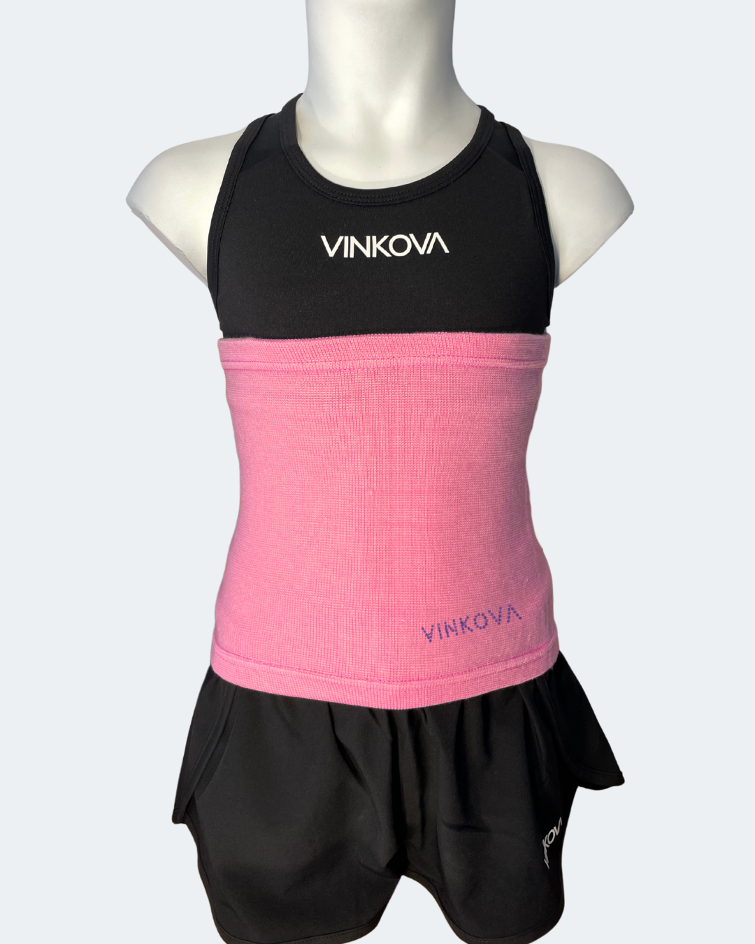 Fascia scaldavita Vinkova, colore rosa, su un manichino con completo nero.