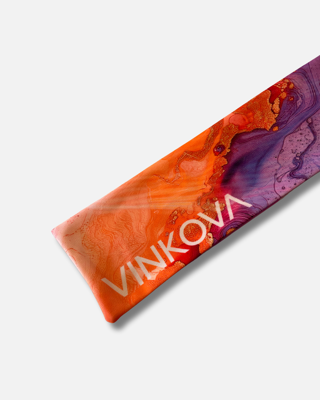 Dettaglio della stampa viola e arancione e del logo sulla custodia per clavette Anais Vinkova.