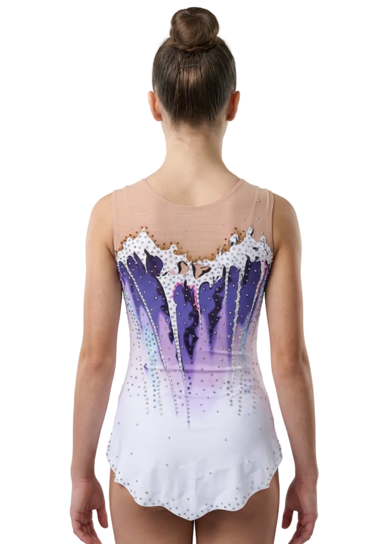 Body da gara per ginnastica ritmica in bianco e viola con sfumature, abbondanti strass e bordi ondulati per uno stile elegante.
Body da gara per ginnastica ritmica color chiaro con viola intensi, dettagli bianchi, strass brillanti e sfumatura sfumata per una finitura delicata.
Body da gara per ginnastica ritmica visto di schiena in bianco e viola con strass, sfumature tenui e bordi ondulati dallo stile raffinato.