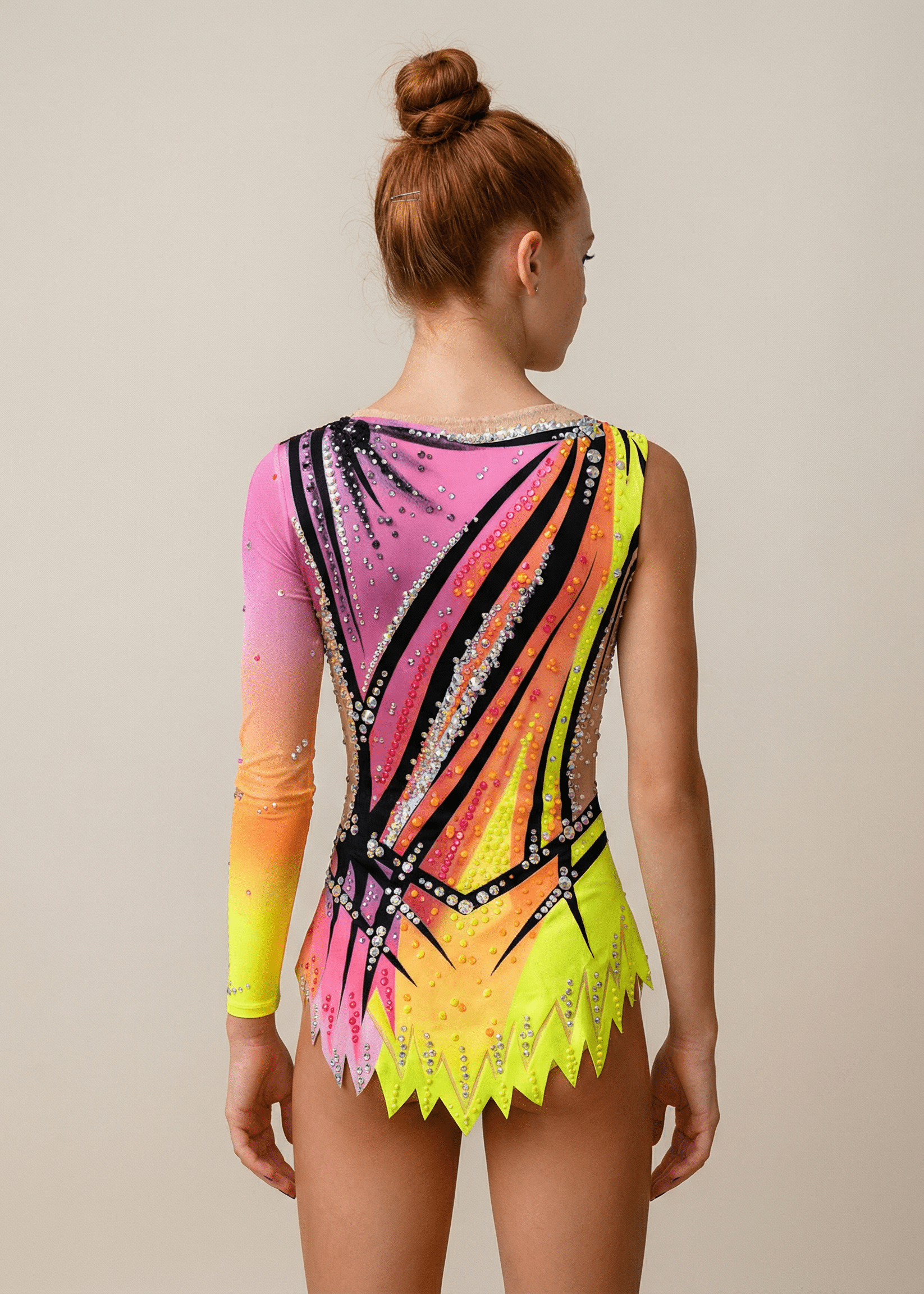 Espalda de maillot rítmico rosa y amarillo neón con pedrería brillante, degradados vivos y líneas negras dinámicas en estilo vibrante.
Espalda de maillot de gimnasia rítmica en rosa y amarillo neón con pedrería abundante, degradados cálidos y diseño gráfico ascendente.
Espalda de maillot rítmico neón rosa y amarillo con líneas negras marcadas, pedrería dispersa y falda recortada en estilo enérgico.
