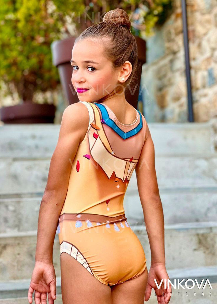 Body da ginnastica ritmica senza maniche in colore ocra con dettagli di brillanti e tema naturalistico.