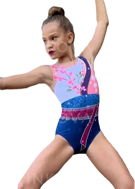 Body da ginnastica ritmica ispirato a Mulan con fiori di ciliegio, nuvole orientali e tonalità blu.