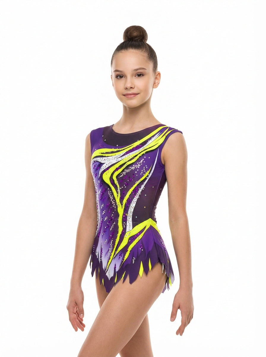 Maillot de gimnasia rítmica morado con detalles amarillos flúor y cristales strass brillantes para competición.