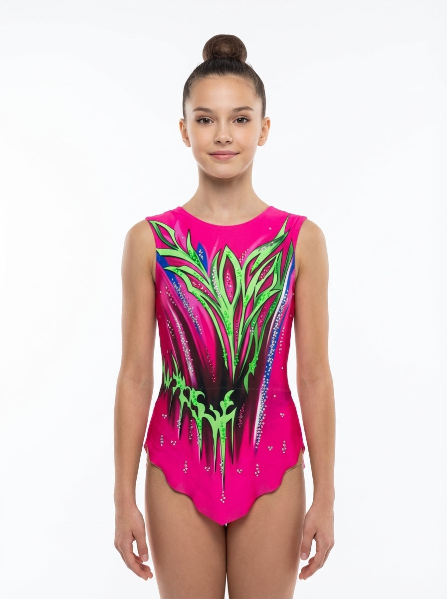 Maillot de gimnasia rítmica modelo Portland fucsia con gráficos verde neón, detalles azules y strass de competición.