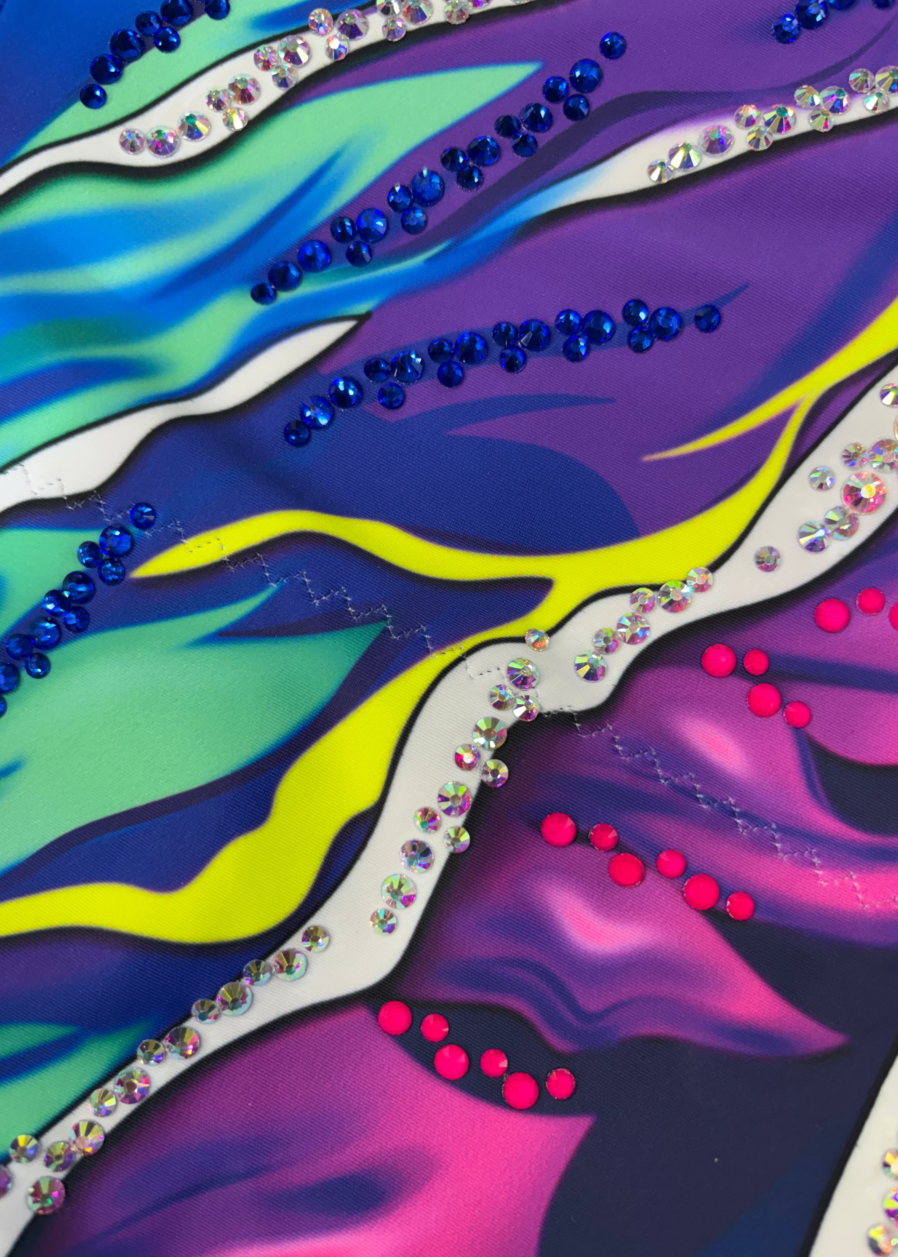 Body da gara con rete color nudo, strass brillanti e design artistico multicolor elastico.