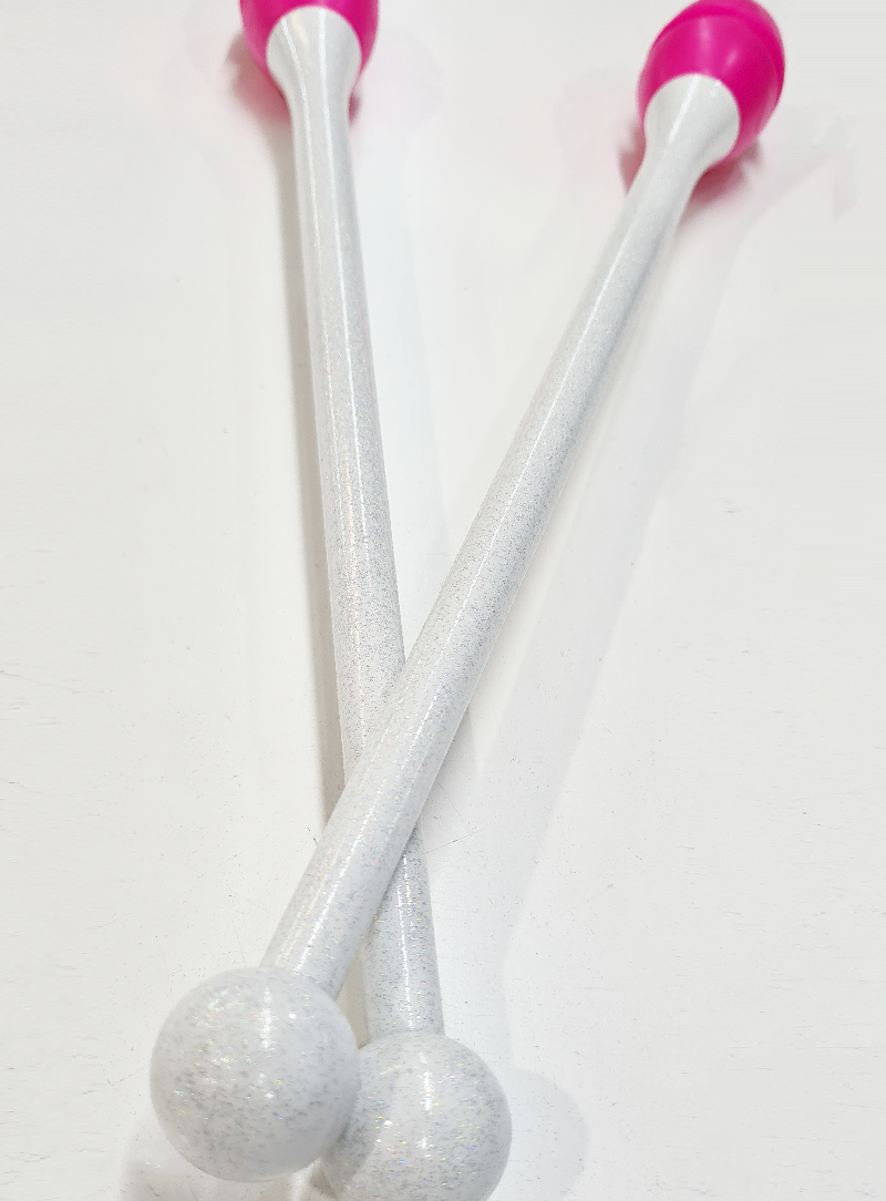 Mazas rítmica Dvillena & Vinkova blanco brillo y fucsia engarzables