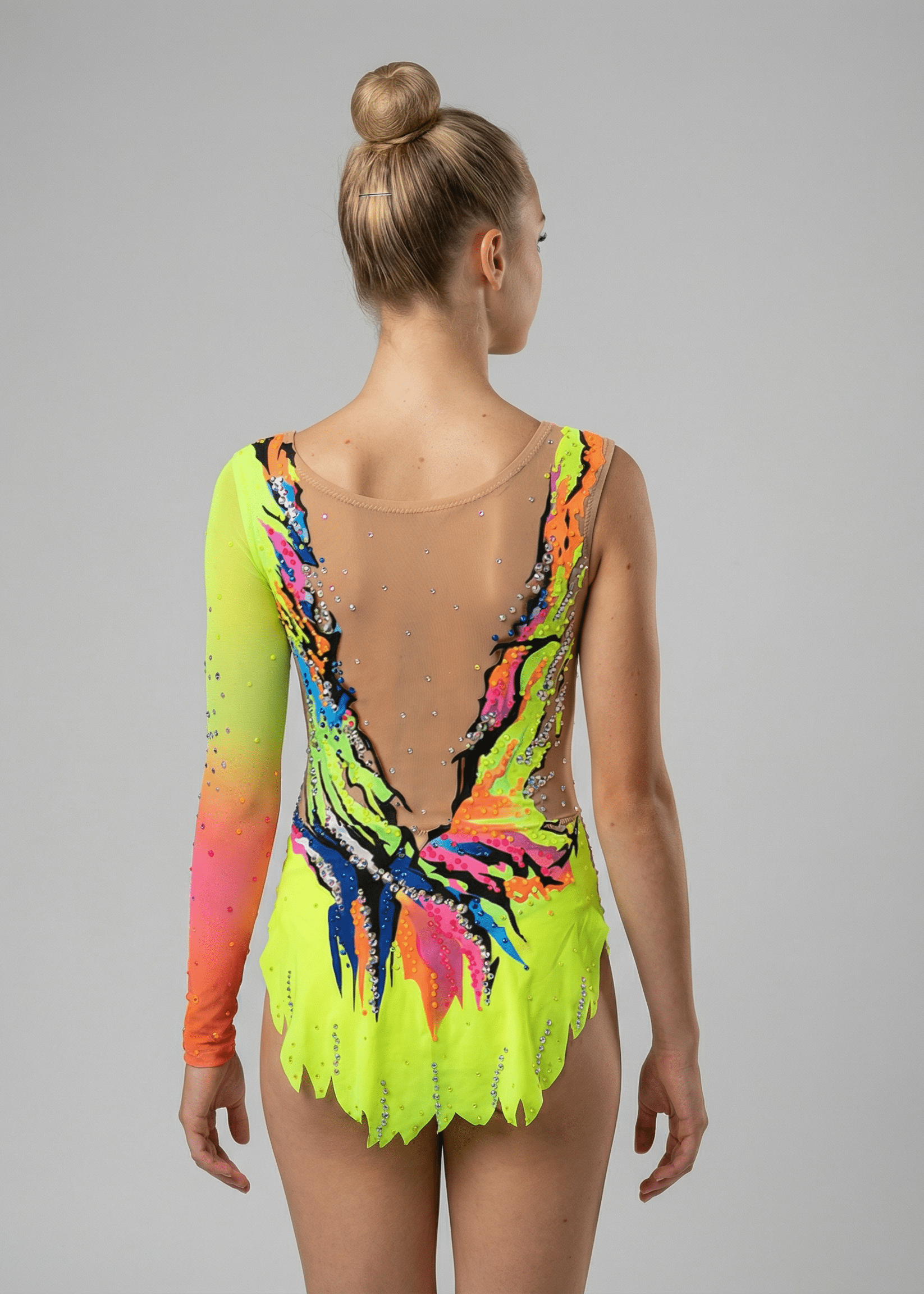 Espalda de maillot rítmico neón multicolor con transparencias tono piel, pedrería brillante y formas onduladas de estilo vibrante.
Espalda de maillot de gimnasia rítmica en tonos neón con pedrería dispersa, transparencias tono piel y diseño fluido asimétrico.
Espalda de maillot rítmico multicolor neón con falda recortada, pedrería abundante y trazos dinámicos de estilo llamativo.