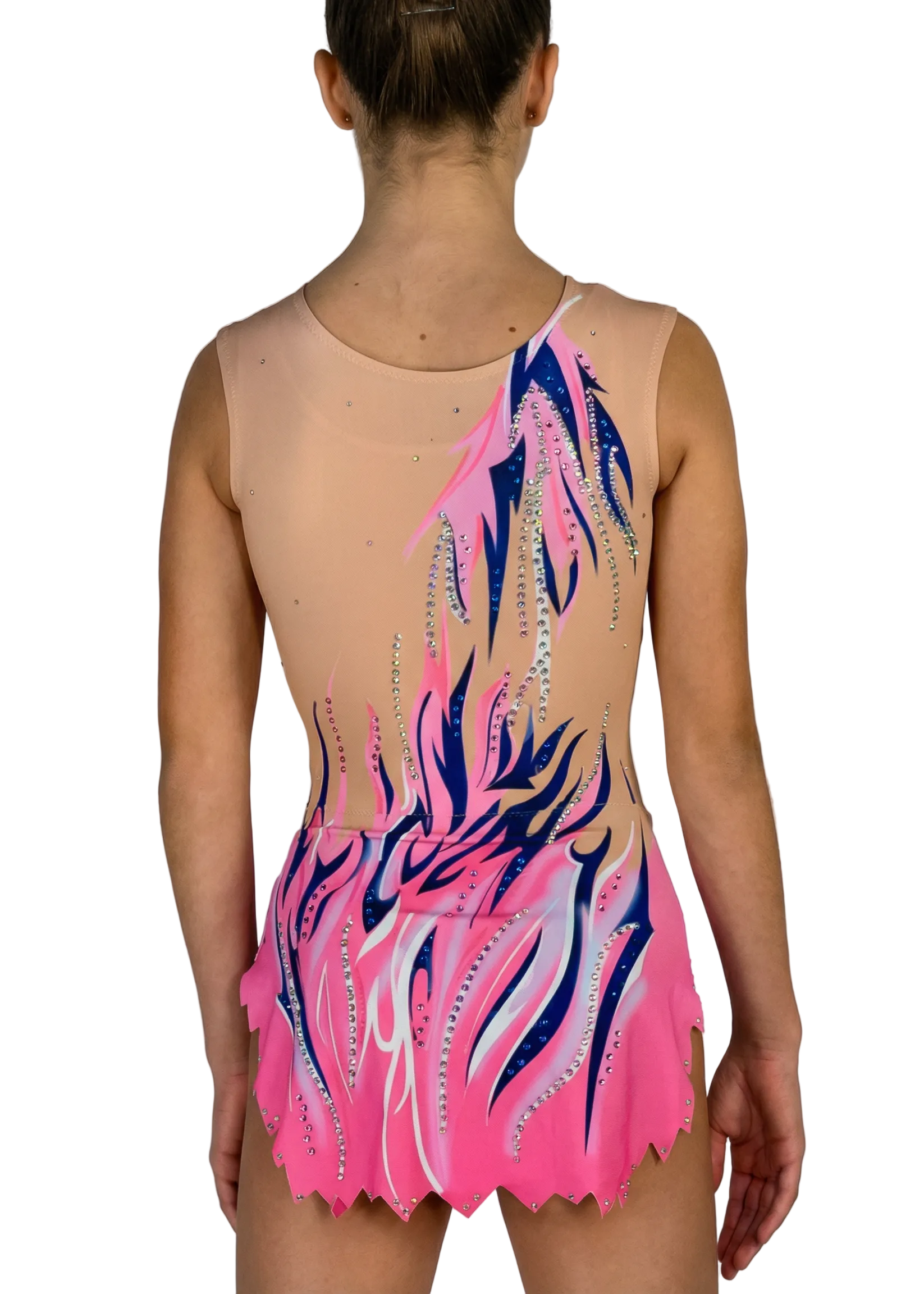 Body da gara per ginnastica ritmica in rosa e blu con cristalli raffinati, sfumature e motivi a fiamme che creano uno stile vibrante sulla schiena.
Body da gara per ginnastica ritmica color chiaro con rosa intensi, dettagli blu navy, strass e design a fiamme per un effetto dinamico sulla schiena.
Body da gara per ginnastica ritmica visto di schiena su base chiara con rosa e blu, strass sparsi e tratti a fiamme dall'aspetto fluido.