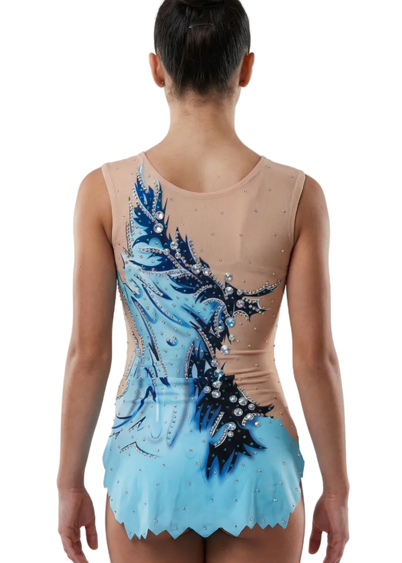 Body da gara per ginnastica ritmica in blu e celeste con abbondanti strass, sfumature delicate e motivi fluidi per uno stile acquatico.
Body per ginnastica ritmica in colore chiaro con blu intensi, dettagli celesti, strass brillanti e design ondulato dall'aspetto dinamico.
Body per ginnastica ritmica visto sul retro su base chiara con blu e celesti, strass e motivi fluidi in stile acquatico.