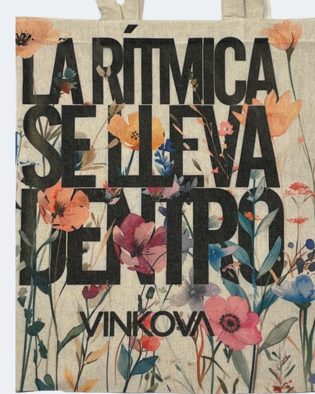 Dettaglio della stampa floreale e dello slogan sulla borsa tote Vinkova.