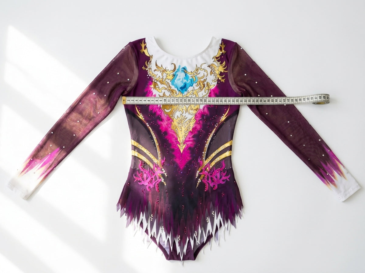 Maillot de gimnasia rítmica VINKOVA con cinta métrica de sastre sobre la zona del pecho, para ilustrar cómo tomar medidas correctamente