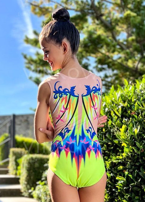Body da ginnastica ritmica senza maniche in verde fluoro e giallo con motivi tropicali brasiliani.