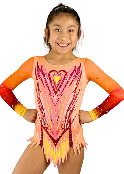 Body da ginnastica ritmica modello Kinder nei toni caldi con motivo a cuore.