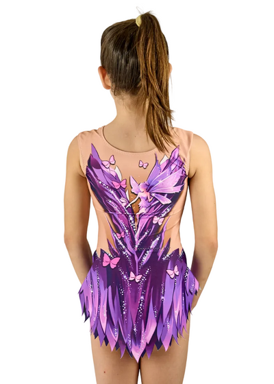 Body da ginnastica ritmica senza maniche con sfumature viola e dettagli brillanti su base color nudo.