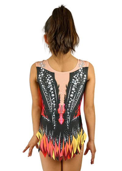 Body da ginnastica ritmica senza maniche con design a fiamme in rosso e giallo su base nera elasticizzata.
