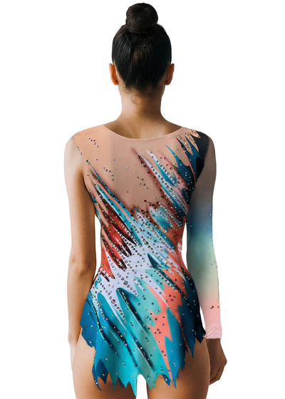Body da gara per ginnastica ritmica in turchese, corallo e bianco con abbondanti strass, rete color nudo e una manica lunga sfumata in stile dinamico.
Body da ritmica nei toni corallo, blu e bianco con strass brillanti, rete color nudo, taglio irregolare e una manica lunga sfumata.
Schiena di un body da ritmica turchese e corallo con rete color nudo, strass sparsi e sfumature fluide in uno stile energico.