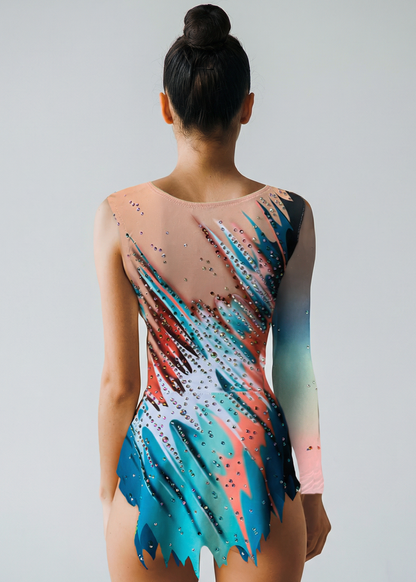 Maillot de gimnasia rítmica en turquesa, coral y blanco con pedrería abundante, transparencias tono piel y una manga larga degradada en estilo dinámico.
Maillot rítmico en tonos coral, azul y blanco con pedrería brillante, transparencias tono piel, corte irregular y una manga larga degradada.
Espalda de maillot rítmico turquesa y coral con transparencias tono piel, pedrería dispersa y degradados fluidos en un estilo enérgico.