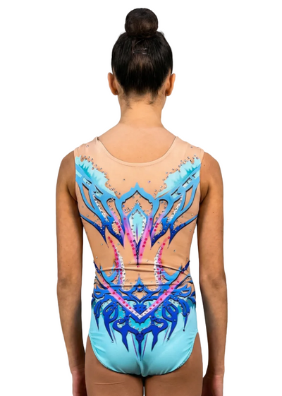 Body da gara per ginnastica ritmica celeste e blu con rete color nudo, strass brillanti e design ornamentale simmetrico in stile elegante.
Body per ritmica blu e celeste con dettagli decorativi, abbondanti strass, rete color nudo e linee ascendenti dalla finitura raffinata.
Retro del body per ritmica celeste e blu con rete color nudo, strass sparsi e motivi simmetrici in stile elegante.