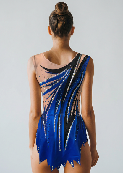 Maillot de gimnasia rítmica azul y negro con transparencias, pedrería abundante y líneas dinámicas en un estilo elegante y energético.
Maillot rítmico azul intenso con detalles negros, transparencias y pedrería en caída diagonal que aporta un estilo potente y sofisticado.
Espalda de maillot rítmico azul con transparencias, pedrería y líneas negras fluidas que crean un diseño moderno y dinámico.