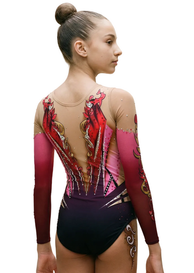Body da gara per ginnastica ritmica rosso e fucsia con maniche lunghe, abbondanti strass e sfumature intense in uno stile ornamentale elegante.
Body fucsia e rosso per ginnastica ritmica con trasparenze, strass brillanti e design simmetrico dettagliato in uno stile barocco moderno.
Retro del body per ritmica rosso con sfumature scure, strass brillanti e motivi ornamentali dorati in uno stile elegante e dinamico.
