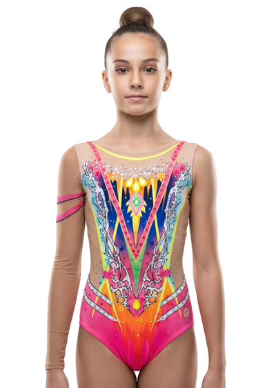 Body da gara per ginnastica ritmica rosa e giallo con trasparenze, strass e design centrale geometrico multicolore in uno stile vibrante e dettagliato.
Body per ritmica nei toni del fucsia e neon con trasparenze, strass e motivi simmetrici che creano un look dinamico e luminoso.
Retro del body per ritmica rosa con trasparenze, strass e design geometrico multicolore in uno stile brillante ed esuberante.