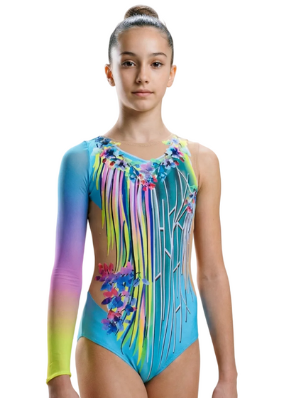 Body da gara per ginnastica ritmica azzurro con fiori multicolore, rete color nudo e una manica lunga sfumata in stile delicato.
Body da ritmica azzurro con dettagli floreali, rete color nudo, strass delicati e una manica lunga sfumata dal design elegante.
Schiena di un body da ritmica azzurro con fiori multicolore, rete color nudo e linee stilizzate in stile armonioso.