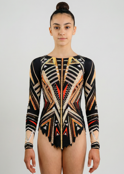 Body da gara per ginnastica ritmica in nero, beige e arancione con maniche lunghe, strass e motivi geometrici per uno stile d'impatto.

Body per ginnastica ritmica nei toni del nero e beige con dettagli arancioni, strass e design geometrico dall'aspetto dinamico.

Body per ginnastica ritmica visto sul retro in nero e beige con strass e motivi geometrici per uno stile deciso.