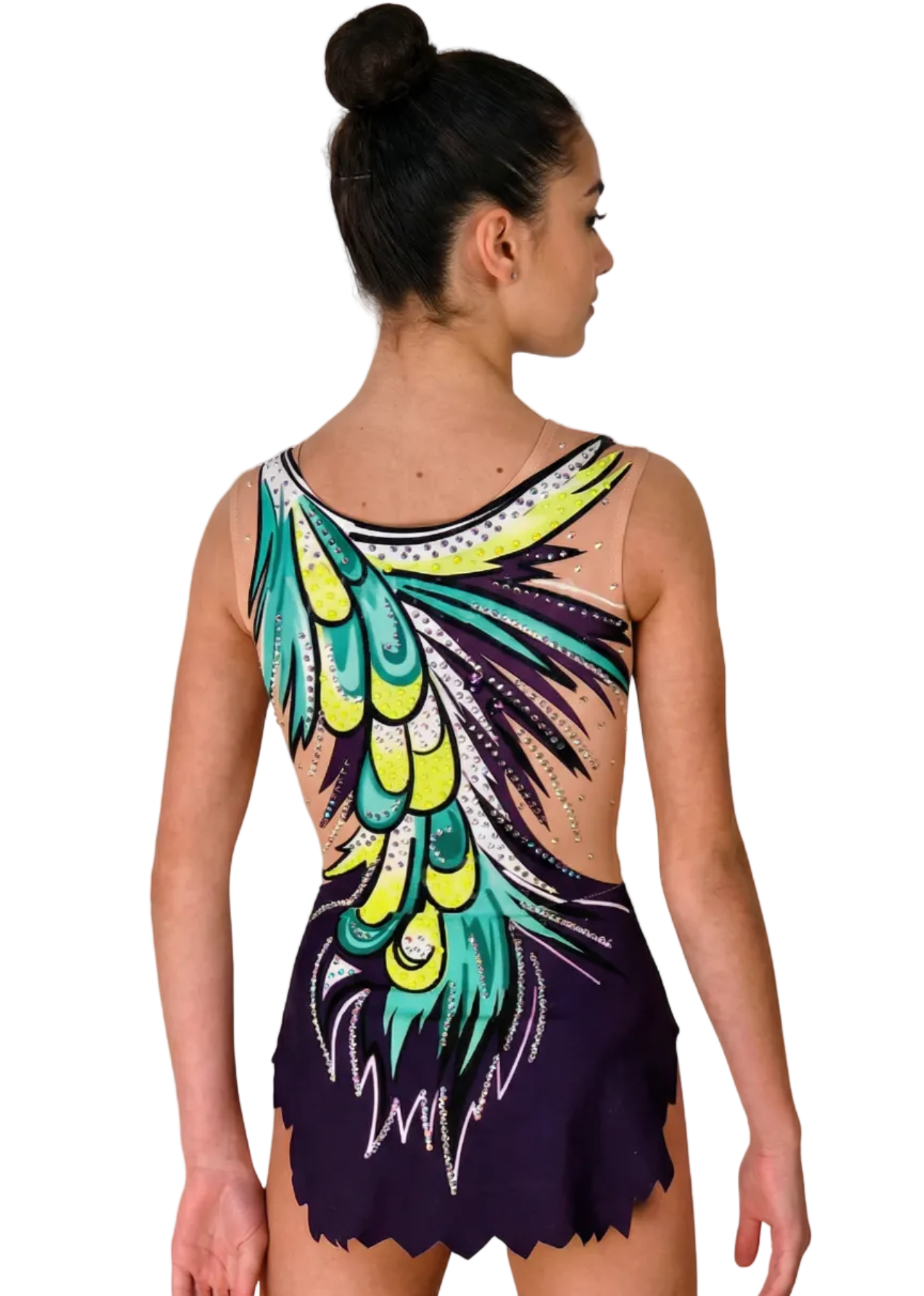 Body per ritmica viola con trasparenze, strass e grande design di piume verde-giallo per uno stile dinamico e accattivante.
Body da gara per ginnastica ritmica viola con trasparenze, strass e motivo asimmetrico di piume verdi e gialle in uno stile vibrante.
Retro del body per ritmica viola con trasparenze, strass e grande design di piume verdi e gialle in uno stile energico.