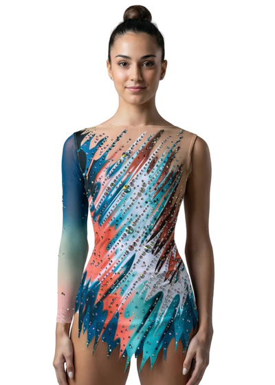 Body da gara per ginnastica ritmica in turchese, corallo e bianco con abbondanti strass, rete color nudo e una manica lunga sfumata in stile dinamico.
Body da ritmica nei toni corallo, blu e bianco con strass brillanti, rete color nudo, taglio irregolare e una manica lunga sfumata.
Schiena di un body da ritmica turchese e corallo con rete color nudo, strass sparsi e sfumature fluide in uno stile energico.
