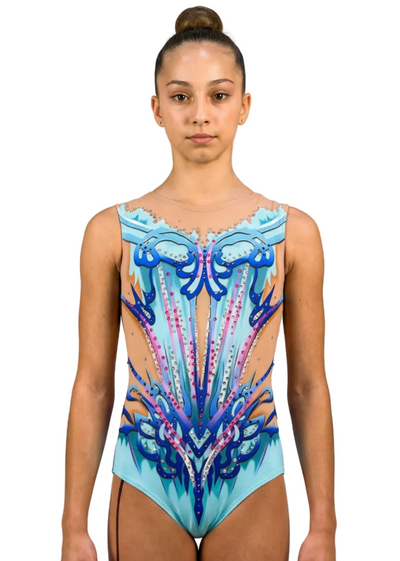 Body da gara per ginnastica ritmica celeste e blu con rete color nudo, strass brillanti e design ornamentale simmetrico in stile elegante.
Body per ritmica blu e celeste con dettagli decorativi, abbondanti strass, rete color nudo e linee ascendenti dalla finitura raffinata.
Retro del body per ritmica celeste e blu con rete color nudo, strass sparsi e motivi simmetrici in stile elegante.