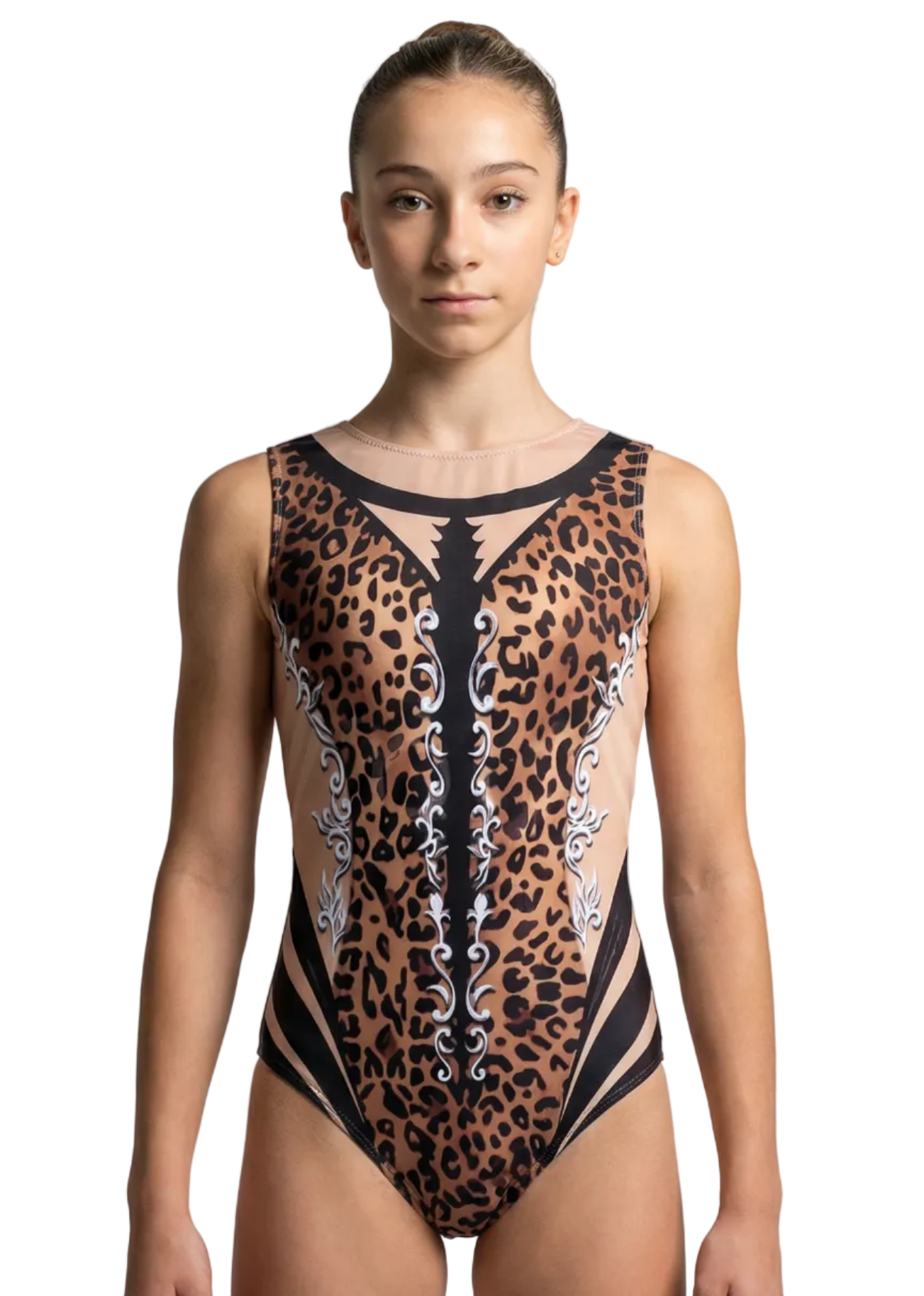 Body da gara per ginnastica ritmica con stampa animalier marrone e nera, rete color nudo e dettagli decorativi in stile audace.
Body da ritmica marrone e nero con design leopardato, trasparenze laterali color nudo e decorazioni grafiche in stile accattivante.
Schiena di un body da ritmica animalier marrone e nero con rete color nudo e finitura uniforme in stile wild.