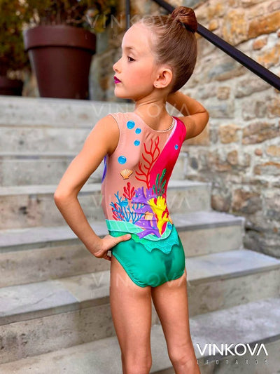 Body da gara con design a conchiglia, coralli e pesci in rosso, verde e viola.