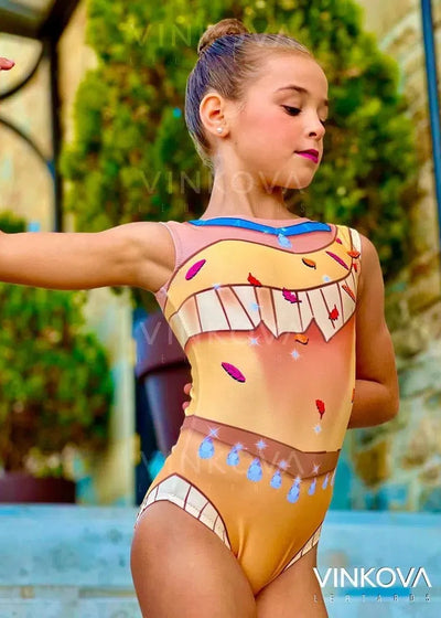 Body da ginnastica ritmica ispirato a Pocahontas con frange stampate, piume e collana turchese.