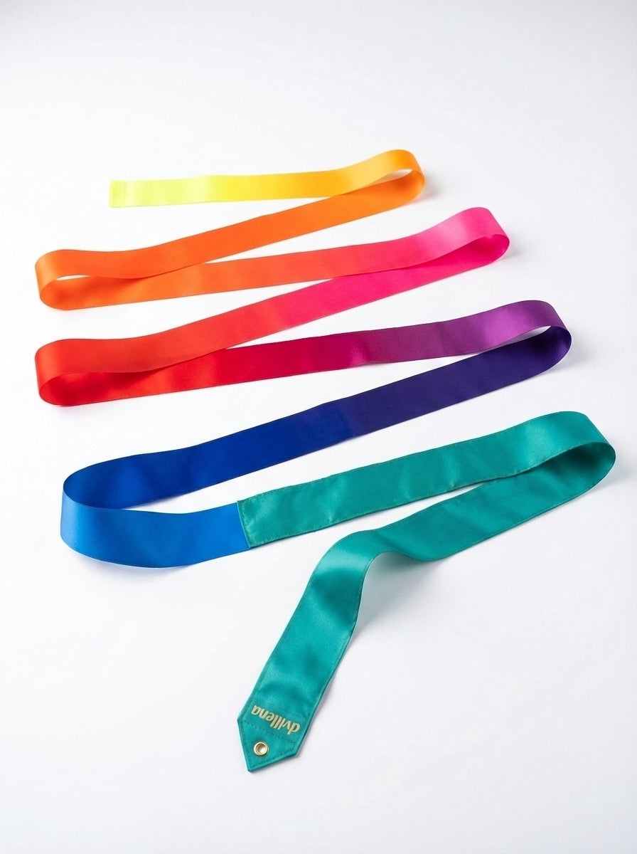 Nastro di ginnastica ritmica Colors in giallo, fucsia, viola, blu, verde; disposto a zigzag.