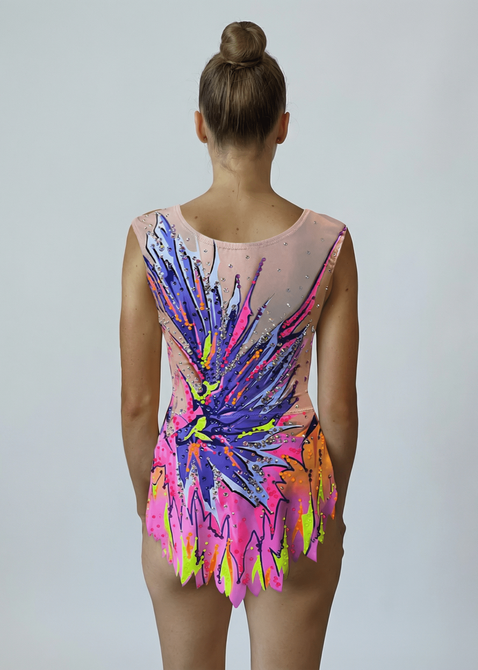 Maillot de gimnasia rítmica con base translúcida y estallido neón rosa, morado y azul con pedrería fina y acabado dinámico en la espalda.
Maillot rítmico translúcido con diseño abstracto neón multicolor, pedrería dispersa y degradados vibrantes creando efecto de explosión en la parte trasera.
Maillot de gimnasia rítmica con transparencias suaves, tonos neón rosa, morado y amarillo, pedrería brillante y estilo energético centrado en la espalda.