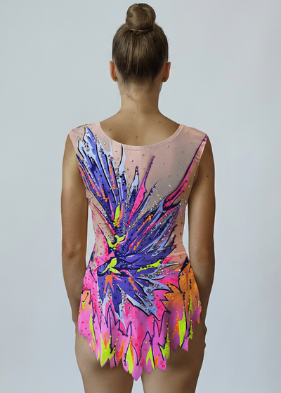 Body da ginnastica ritmica con base semitrasparente ed esplosione neon rosa, viola e blu con strass raffinati e finitura dinamica sulla schiena.
Body da ritmica semitrasparente con design astratto neon multicolore, strass sparsi e sfumature vibranti per un effetto esplosivo sulla parte posteriore.
Body da ginnastica ritmica con trasparenze leggere, tonalità neon rosa, viola e giallo, strass brillanti e stile energetico centrato sulla schiena.