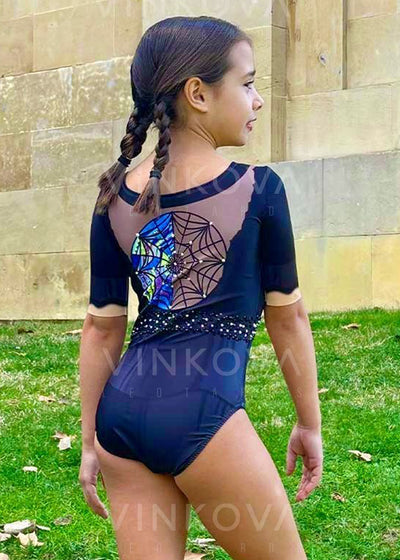 Body da ginnastica ritmica a maniche corte in colore blu notte con trasparenze e dettagli di brillanti.