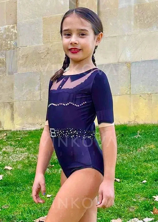 Body da ginnastica ritmica di Mercoledì con design ad abito nero, colletto a camicia e cintura di strass.